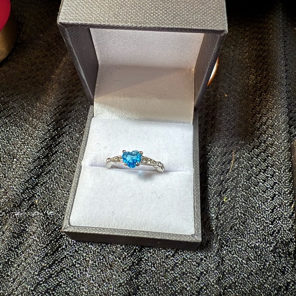 Cute and fun Silver plated Heart Ring with Blue Gemstone size 7 - Picture 1 of 7